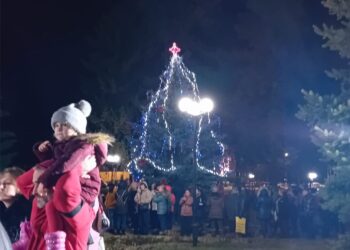 Дядо Коледа и Снежанка запалиха светлините на елхата в Борово