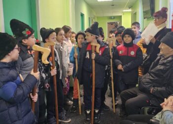 Малки коледари гостуваха на възрастните хора от дом „Флора“ в Бяла