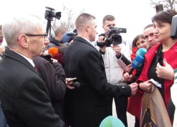 Протестиращи за чист въздух за Русе потърсиха подкрепа от премиера Денков/ВИДЕО/