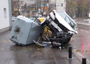 19-годишен се „качи“ на контейнер, има щети и по друг автомобил /ВИДЕО/