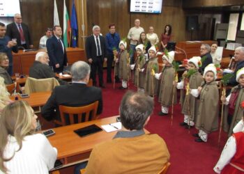 Малки коледарчета коледуваха в Общинския съвет в Русе