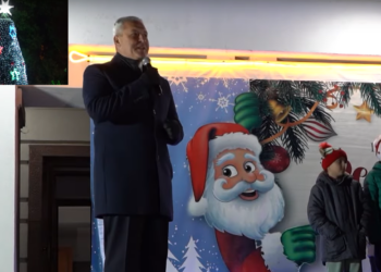 Кметът на Бяла светна елхата и пожела да има коледен дух в целия град