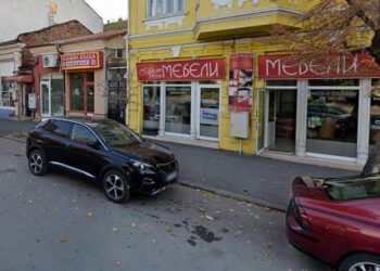 Жена се блъсна с колата си в сграда и ел.табло в Русе