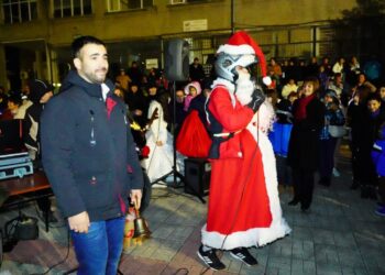 Кметът на Глоджево и Дядо Коледа на мотор запалиха светлините на елхата /ГАЛЕРИЯ/