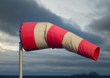 Ураганен вятър със скорост над 120 км/ч се изви в Русе