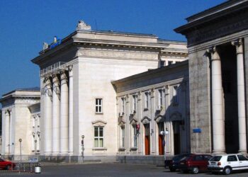 Арестуваха серийни телефонни измамници на Централна жп гара в Русе