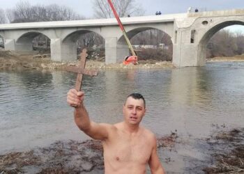 За седми път русенецът Явор Парушев извади кръста от река Янтра в Бяла