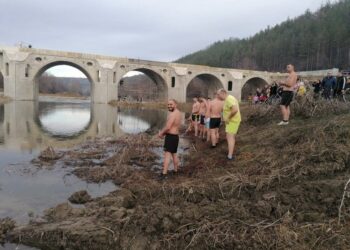За седми път русенецът Явор Парушев извади кръста от река Янтра в Бяла