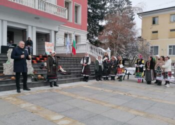 В Бяла и общината почетоха акушерките и възрастните жени за Бабинден