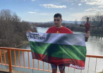 Русенецът Теодор Цветков извади Богоявленския кръст от река Вардар
