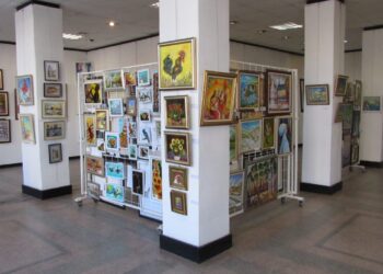Изложбата „Зимни празници“ представя творби на 30 русенски художници /ВИДЕО/
