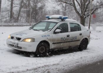 Спрени шофьори в Русенско: По-добре да изчакаме, вместо да закъсаме /ВИДЕО/