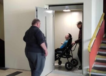 Учениците със затруднения от ОУ „Тома Кърджиев“ вече използват хидравлична платформа