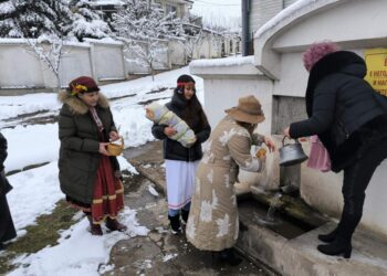 В село Червена вода пресъздадоха обичая за Бабинден