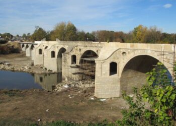 Реставрираният мост на Колю Фичето и посетителският център чакат туристи през лятото