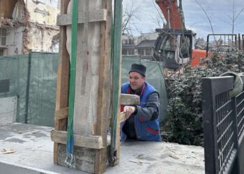 Преместиха скулптурата от бившия Родилен дом, готвят я за новото й място
