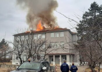 Пожар избухна в училището в село Беловец, евакуираха 60 деца /ВИДЕО/