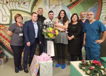 Първото бебе на 2024 г. в Русе получи много подаръци при изписването си