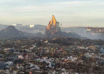 Пожар в депото за отпадъци край Русе, все още има тлеещи огнища