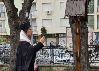 Осветиха реставриран дърворезбован кръст в двора на митрополията