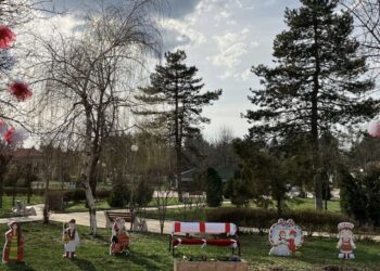 Украса за Баба Марта създава настроение в центъра на село Смирненски