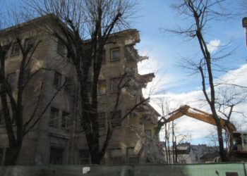Събарянето на бившето Родилно в Русе напредва, ето как изглежда отвътре /ВИДЕО/