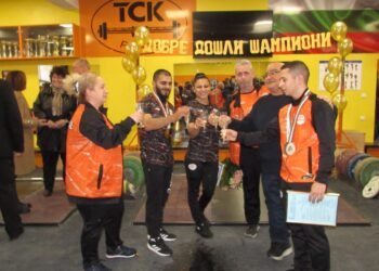 Русе посрещна с торта и шампанско шампиона и медалистите в щангите /ВИДЕО/