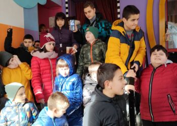 Деца с аутизъм бяха специални гости на Държавен куклен театър – Русе