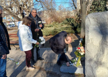 Общински съветници от ГЕРБ поднесоха цветя пред паметника на жертвите на тоталитаризма