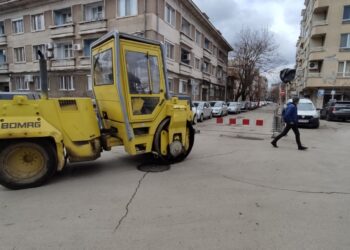 Асфалтиране без предупреждение блокира достъпа до институции в Русе /ВИДЕО/