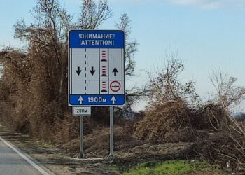 Табели вече предупреждават за колчетата на пътя Русе-Бяла/ВИДЕО/