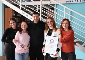 Русенецът Теодор Цветков подари третия си рекорд на Гинес на Библиотечко