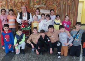 Баба Марта върза мартенички на учениците от ОУ „Св.Кл.Охридски“ в Борово