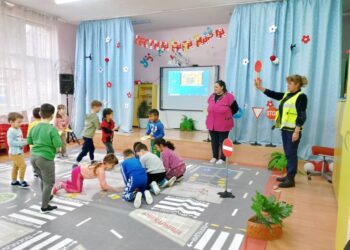 Децата от ДГ „Щастливо детство“ във Ветово учиха с полицай за безопасността на движението