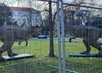 Динозаври превземат Парка на младежта в Русе