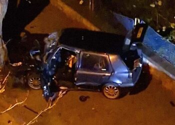 Двама души пострадаха при удар на кола в дърво в Русе