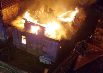 Голям пожар избухна снощи в централната част на Русе /ВИДЕО/