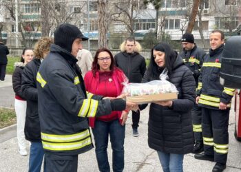 Пожарникари зарадваха потребителите от два социални центъра в Русе