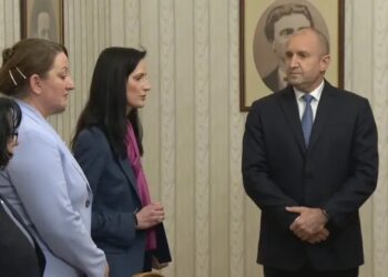 Мария Габриел върна папката на президента със състав на правителство