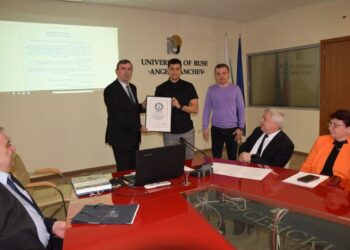 Студентът и плувец Теодор Цветков дари сертификата си от Гинес и на Русенския университет