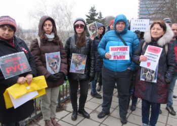 Протест пред РИОСВ: Защитавайте русенци, а не замърсителите /ВИДЕО/