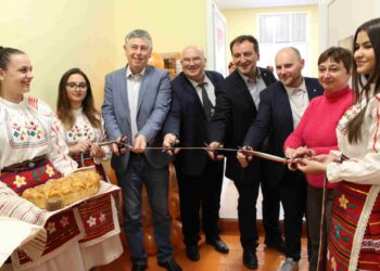 Световна компания за мебелен обков откри учебен център в ПГ по дървообработване