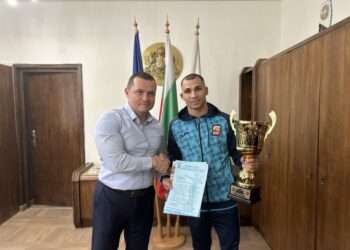 Пенчо Милков награди русенския боксьор Радо Росенов за Купа „Странджа“
