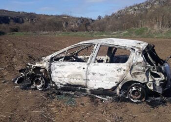 Автомобил се преобърна и изгоря, 18-годишният водач избяга