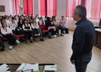 Над 100 ученици от АЕГ „Гео Милев“ се срещнаха с магистрати от Административния съд