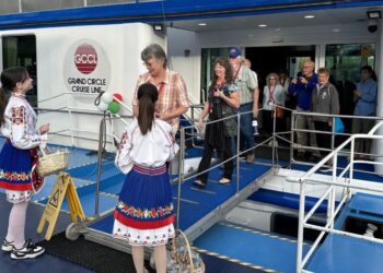 Посрещнаха с питка и мед туристите от първия кораб на понтон „Дунав турс“ в Русе