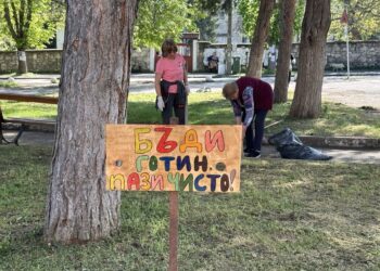 Десетки жители на Средна кула чистиха квартала с призив „Бъди готин, пази чисто“