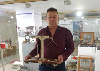 Славейко Петров дари аптекарска везна от миналия век на музея