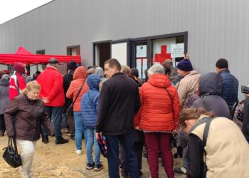 Опашка се изви от рано сутринта пред пункта за хранителните помощи в Русе /ВИДЕО/