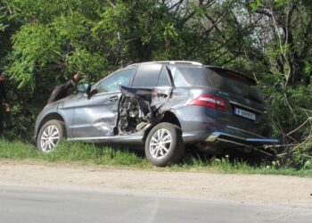 Джип излетя извън пътя след сблъсък с тир на Русе-Николово/ВИДЕО/